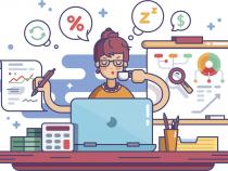 Frau rechnet am Computer